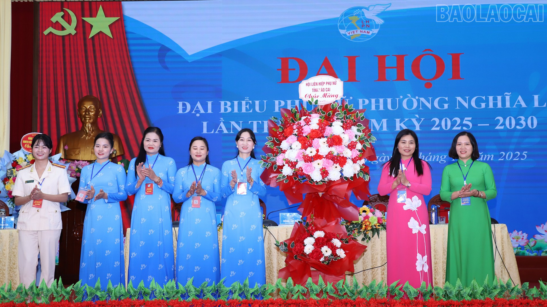 Đoàn đại biểu Hội Liên hiệp Phụ nữ tỉnh tặng hoa chúc mừng đại hội. Đoàn đại biểu Hội Liên hiệp Phụ nữ tỉnh tặng hoa chúc mừng đại hội.