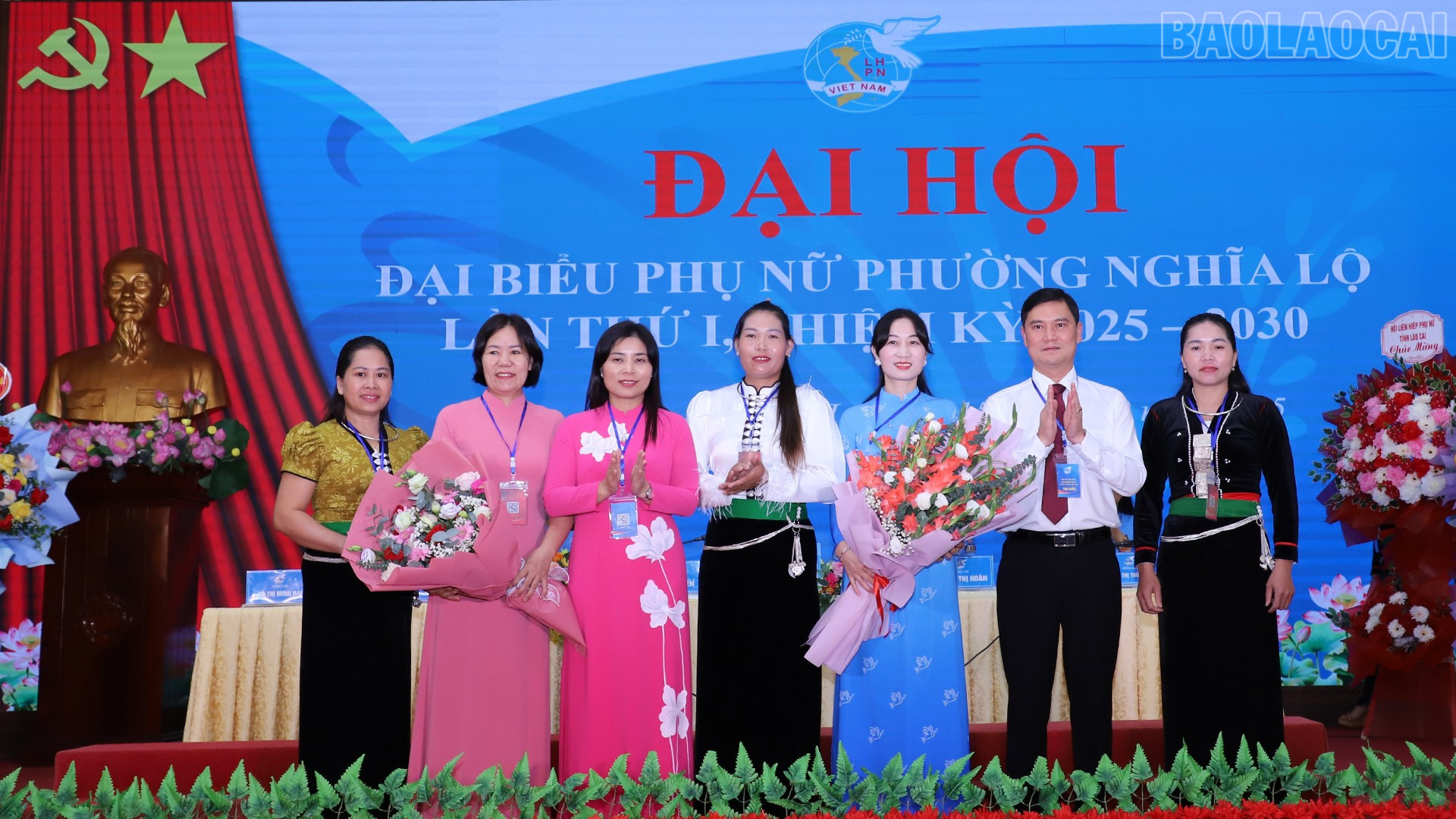Đoàn đại biểu dự đại hội cấp trên ra mắt đại hội. Đoàn đại biểu dự đại hội cấp trên ra mắt đại hội.