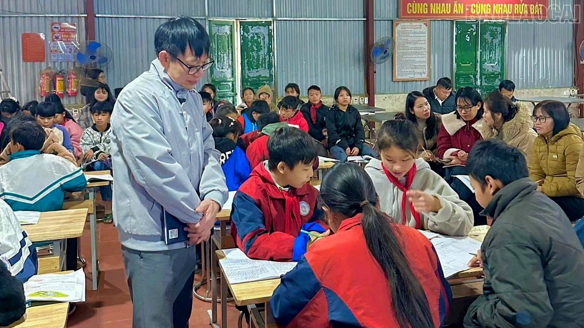 Việc xây dựng các Trường Phổ thông nội trú liên cấp Tiểu học và Trung học cơ sở tại địa bàn 9 xã, phường biên giới của tỉnh Lào Cai đảm bảo công bằng giáo dục và phát triển nguồn nhân lực vùng biên. baolaocai-tr_15-10-giaoduc.jpg