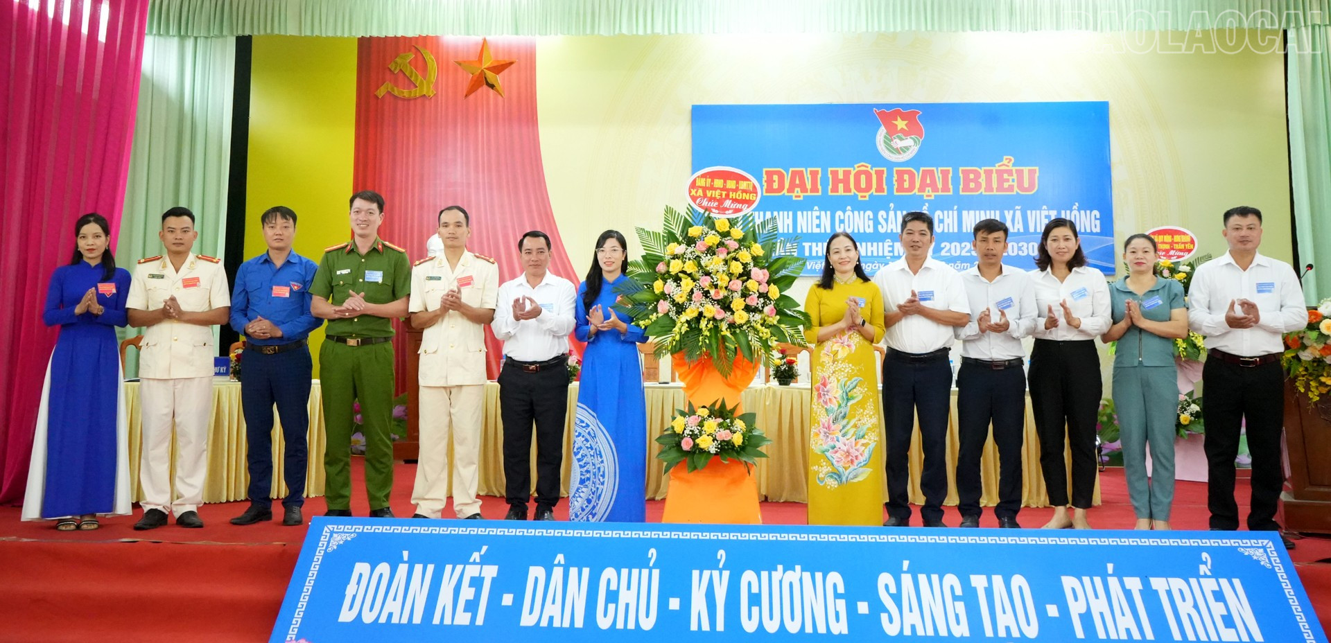 Các đồng chí lãnh đạo xã Việt Hồng tặng hoa chúc mừng tại đại hội. Các đồng chí lãnh đạo xã Việt Hồng tặng hoa chúc mừng tại đại hội.