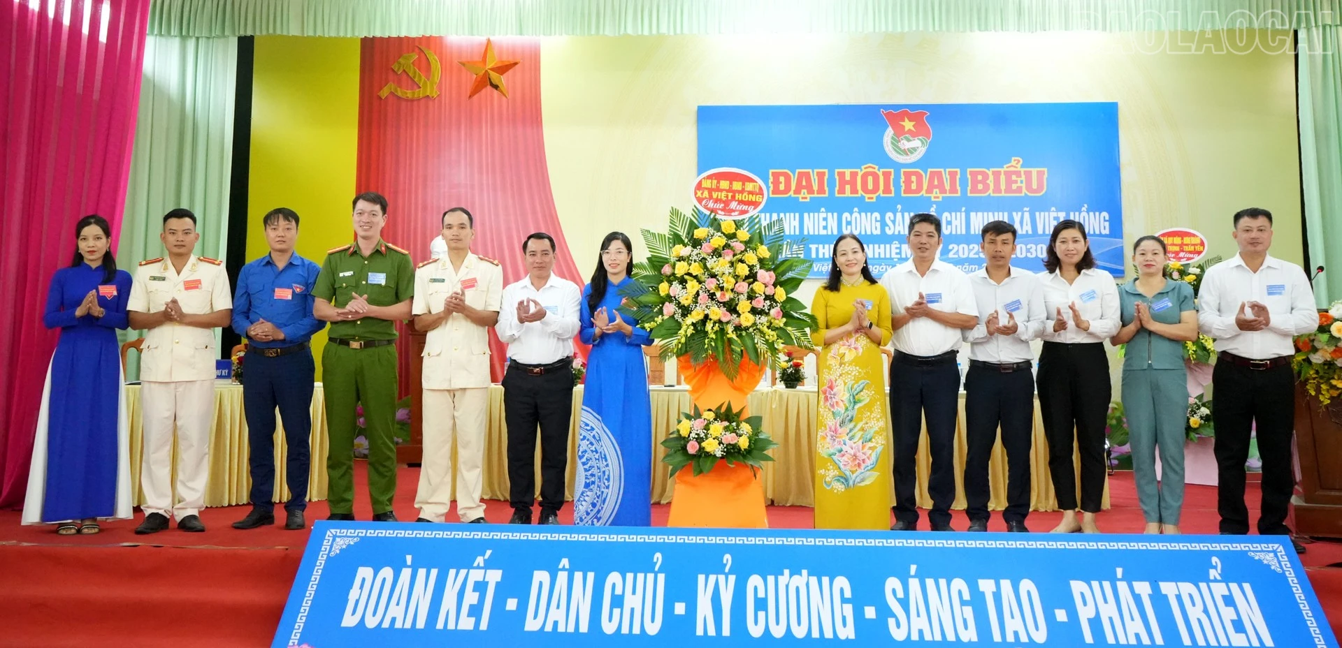 Các đồng chí lãnh đạo xã Việt Hồng tặng hoa chúc mừng tại đại hội.