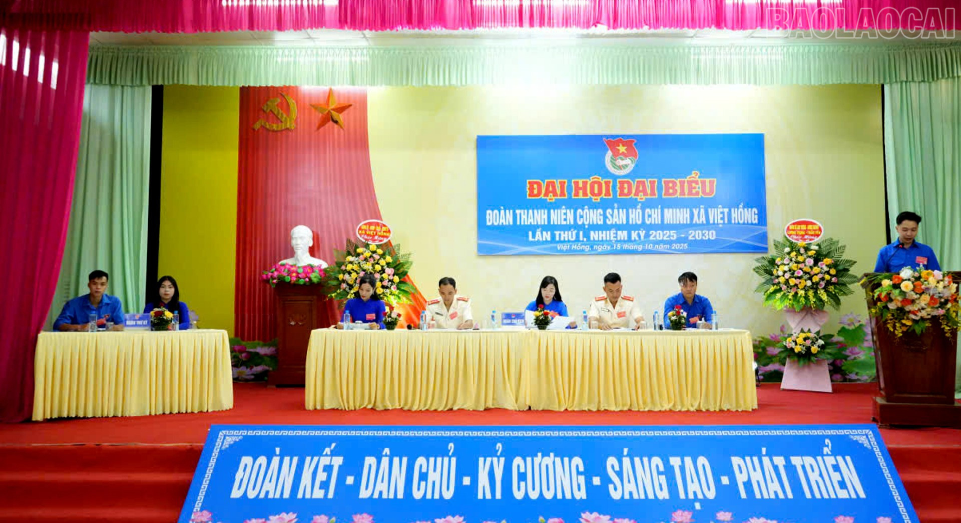 Đoàn chủ tịch điều hành đại hội. baolaocai-tr_doanchutich.jpg