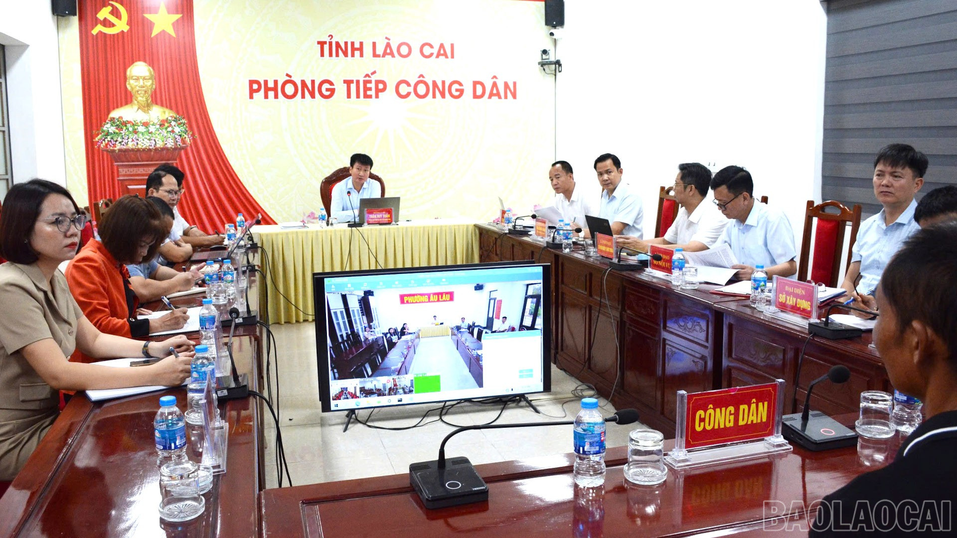 Quang cảnh buổi tiếp công dân. baolaocai-br_15-10-tiep222.jpg