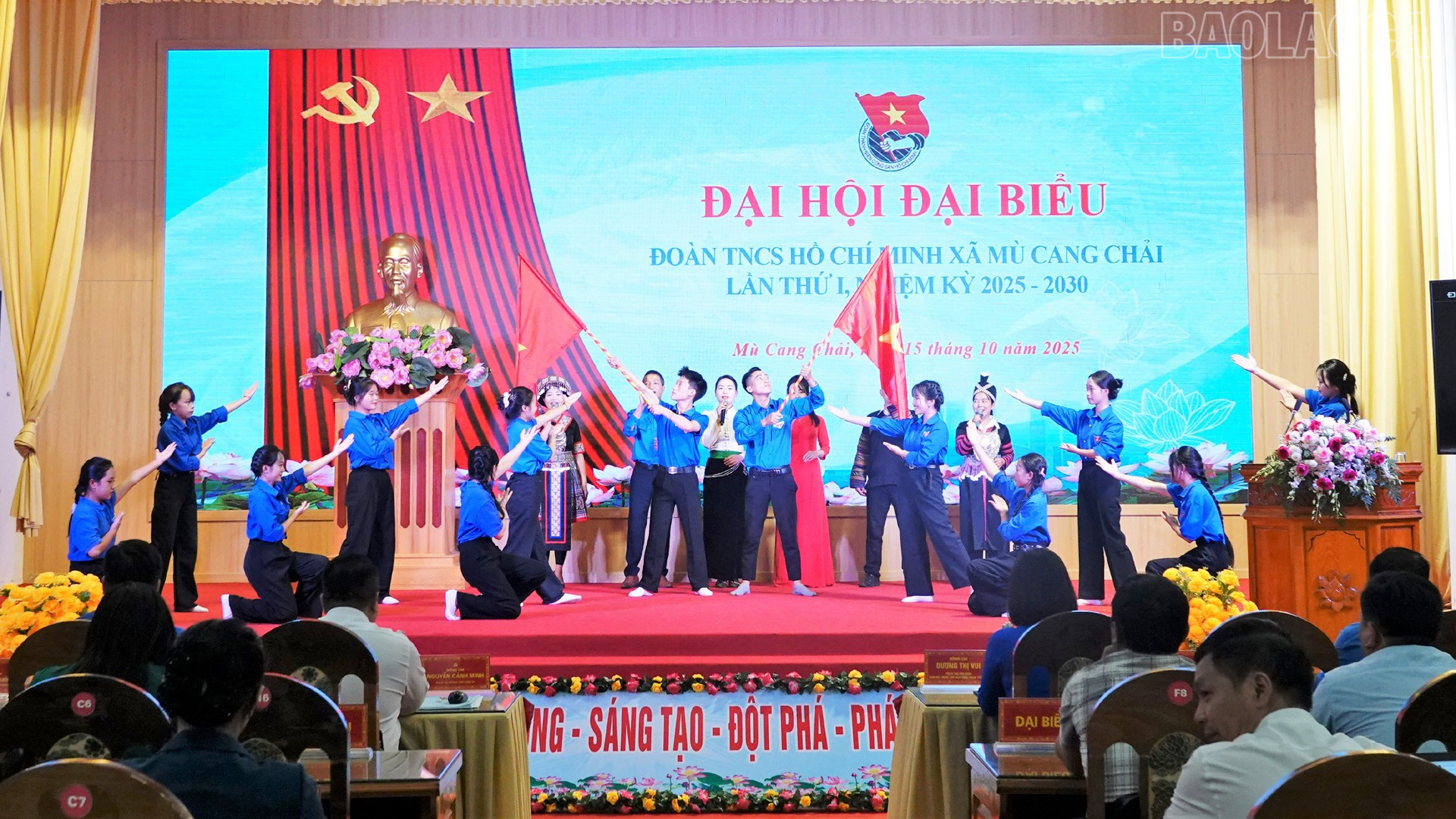 Văn nghệ chào mừng đại hội. baolaocai-tr_vannghe-3672.jpg