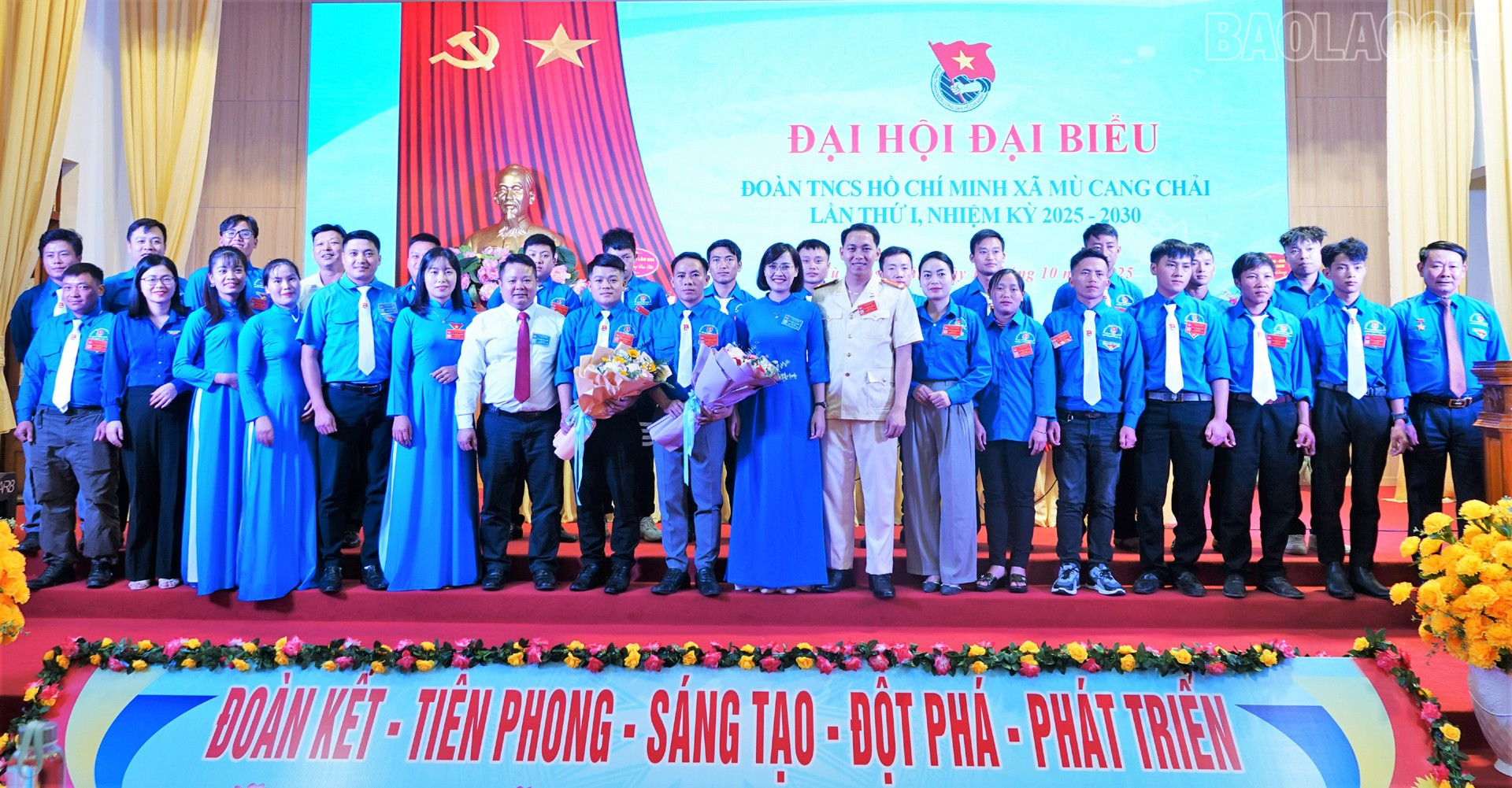 Lãnh đạo Đảng ủy xã Mù Cang Chải và Tỉnh đoàn tặng hoa chúc mừng Ban Chấp hành khóa mới. Lãnh đạo Đảng ủy xã Mù Cang Chải và Tỉnh đoàn tặng hoa chúc mừng Ban Chấp hành khóa mới.