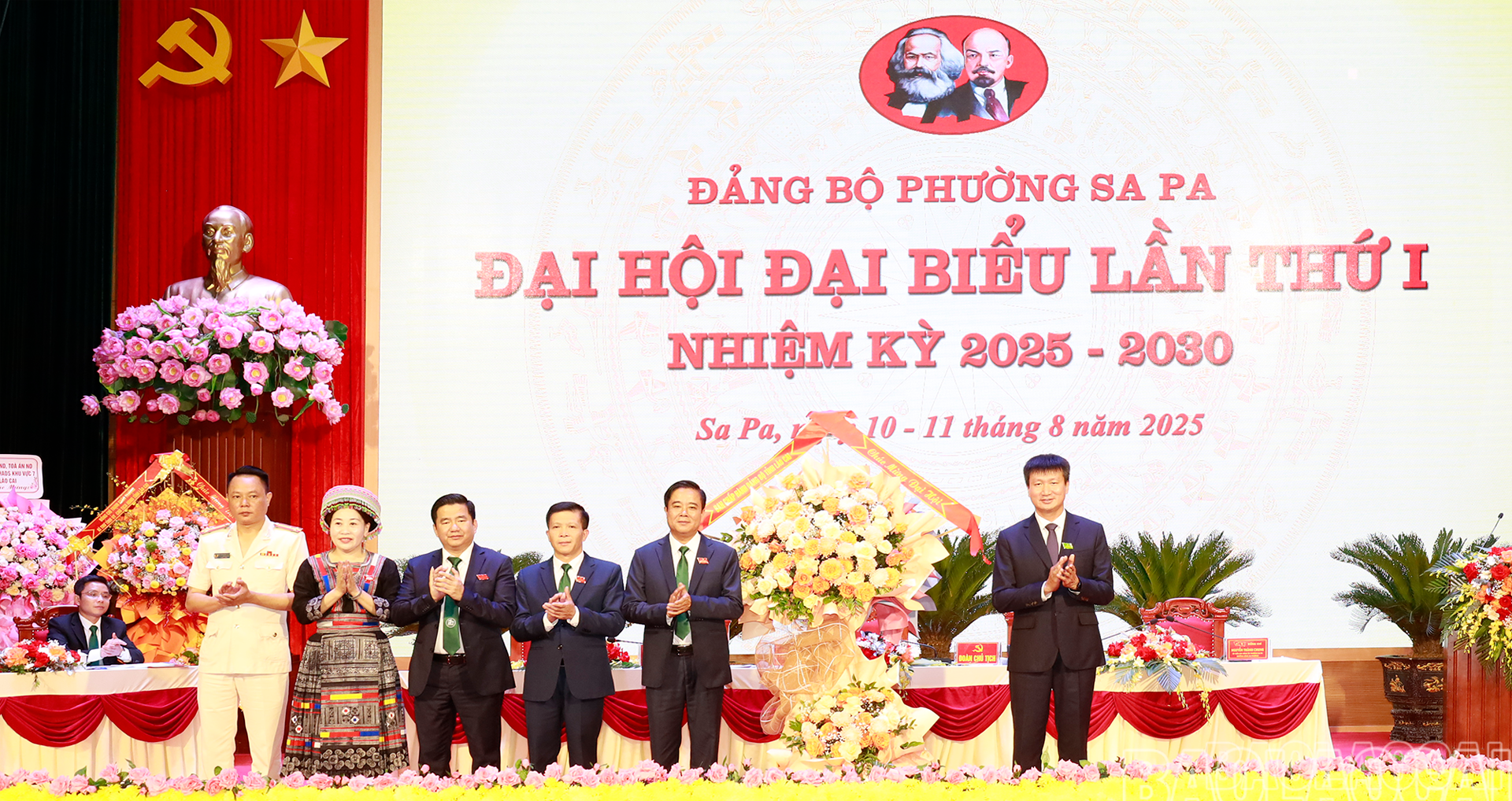 Đồng chí Trần Huy Tuấn - Phó Bí thư Tỉnh ủy, Chủ tịch UBND tỉnh tặng hoa chúc mừng Đại hội. baolaocai-br_11-8-ontuan.png