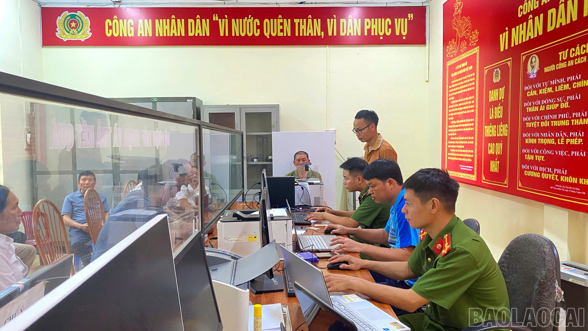 Công an xã Liên Sơn tiến hành công tác cấp, đổi thẻ đảng viên. baolaocai-br_11-8-cong-anphuong4.jpg
