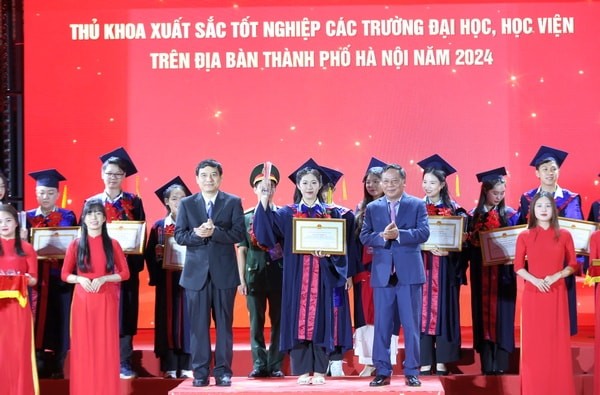 Thành phố Hà Nội trao Bằng khen cho thủ khoa xuất sắc năm 2024. Ảnh: Bảo Lâm