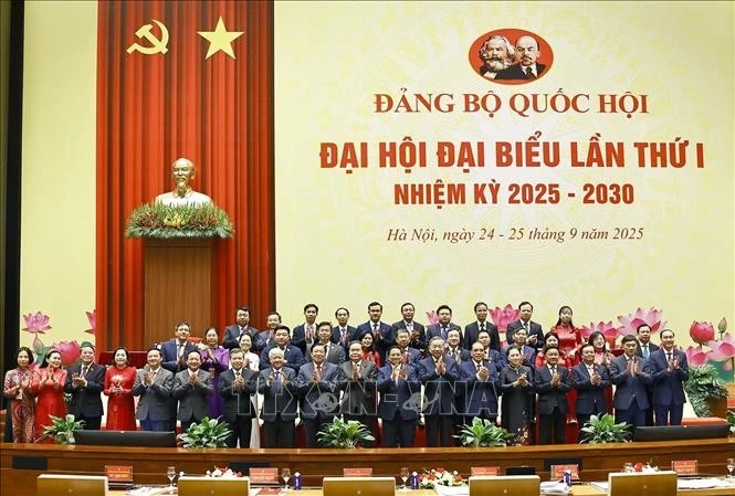 Tổng Bí thư Tô Lâm và các đồng chí Lãnh đạo, nguyên Lãnh đạo Đảng, Nhà nước với đại biểu.