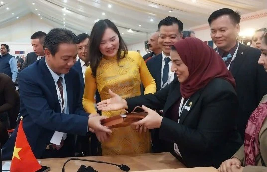 Các nước thành viên đến chúc mừng đoàn Việt Nam.