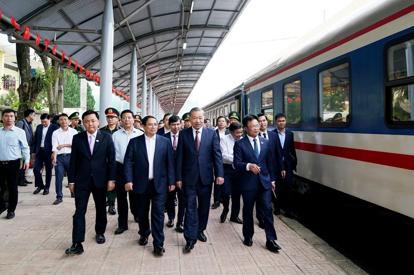 Tổng Bí thư Tô Lâm và Thủ tướng Chính phủ Phạm Minh Chính cùng lãnh đạo các bộ, ngành trung ương và tỉnh Lạng Sơn thăm khu vực ga Đồng Đăng.