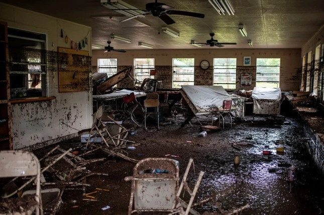 Một trong những khu vực chịu ảnh hưởng nặng nề nhất của trận lũ là trại hè Camp Mystic, một trại hè dành cho nữ sinh theo đạo Thiên chúa đã tồn tại gần một thế kỷ. Ít nhất 10 trẻ em và một cố vấn vẫn mất tích.