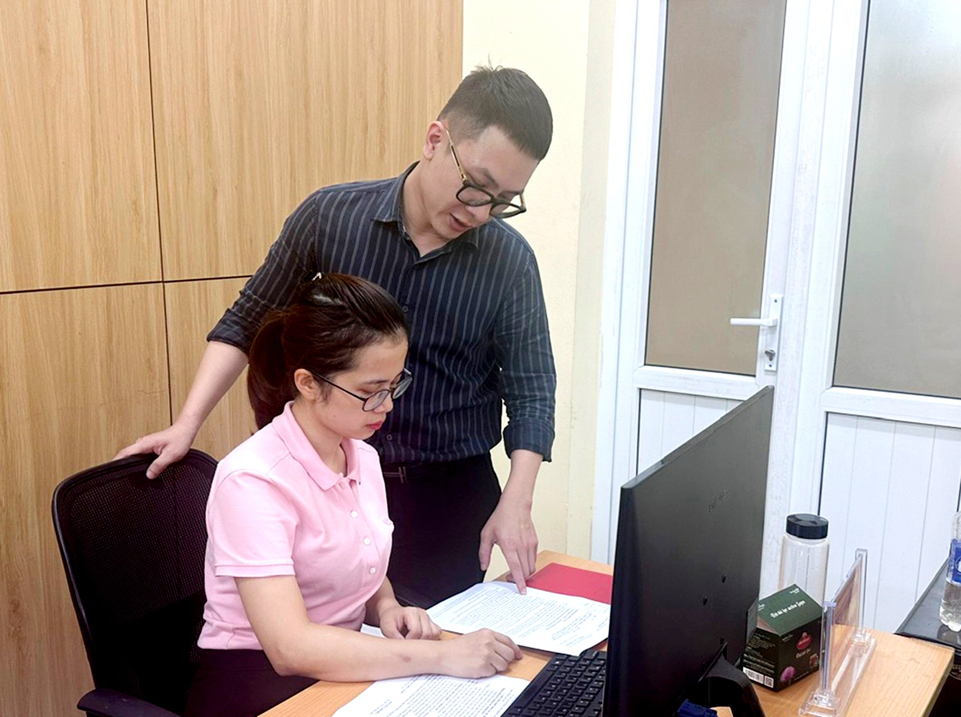 Cán bộ biệt phái hỗ trợ cán bộ xã Hợp Thành trong chuyên môn, nghiệp vụ. 13-8-anhtan3.jpg