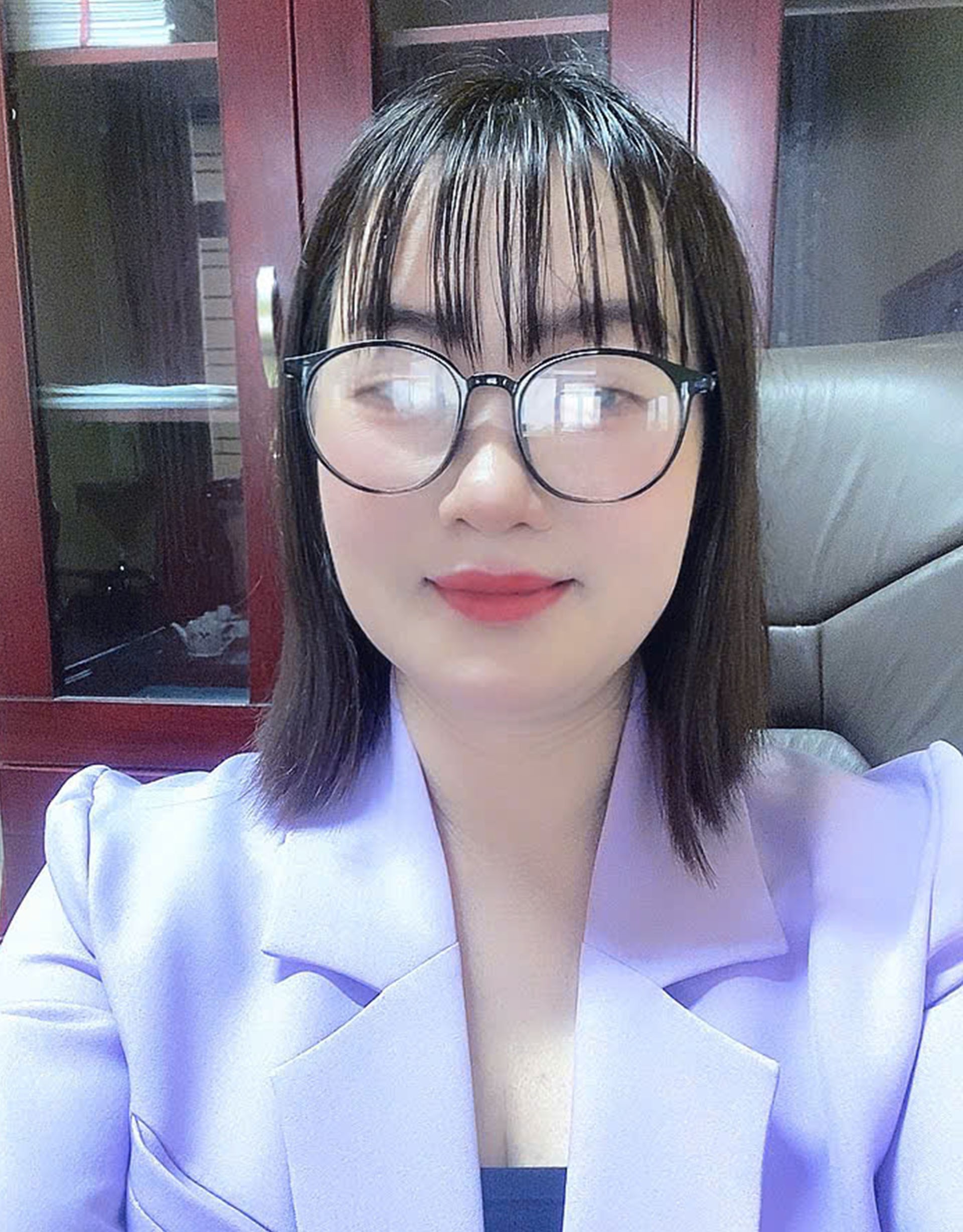 Cô Hoàng Thu Phiêu - Hiệu trưởng Trường Tiểu học & trung học cơ sở Tân Nguyên. z7052791906409-f5de19a1ddf8bffc346e8e22f7210d12.jpg