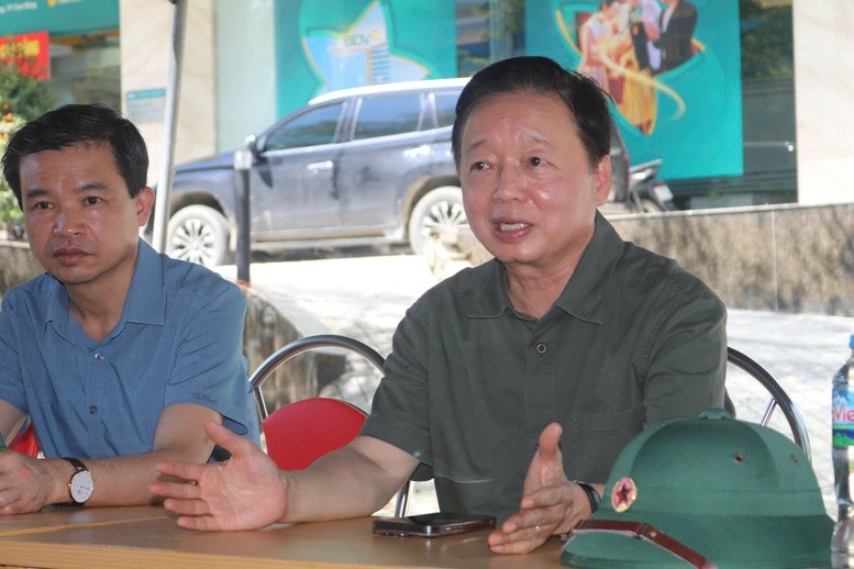 Phó Thủ tướng Trần Hồng Hà ghi nhận nỗ lực của tỉnh Cao Bằng, đánh giá cao tinh thần chủ động “bốn tại chỗ” và sự phối hợp của các lực lượng trong sơ tán, cứu hộ người dân. Phó Thủ tướng Trần Hồng Hà ghi nhận nỗ lực của tỉnh Cao Bằng, đánh giá cao tinh thần chủ động “bốn tại chỗ” và sự phối hợp của các lực lượng trong sơ tán, cứu hộ người dân.