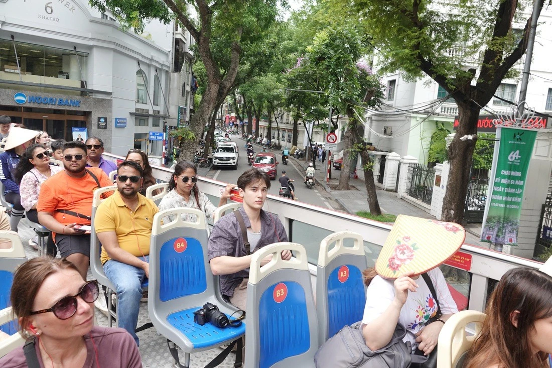 Du khách đi xe buýt hai tầng tham quan Hà Nội - Ảnh: T.T.D.