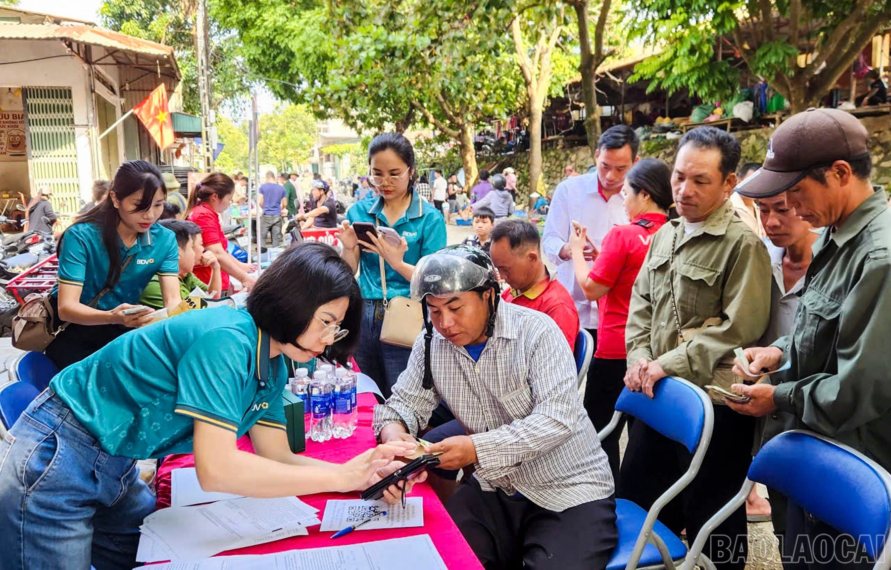 Hỗ trợ người dân mở tài khoản ngân hàng.
