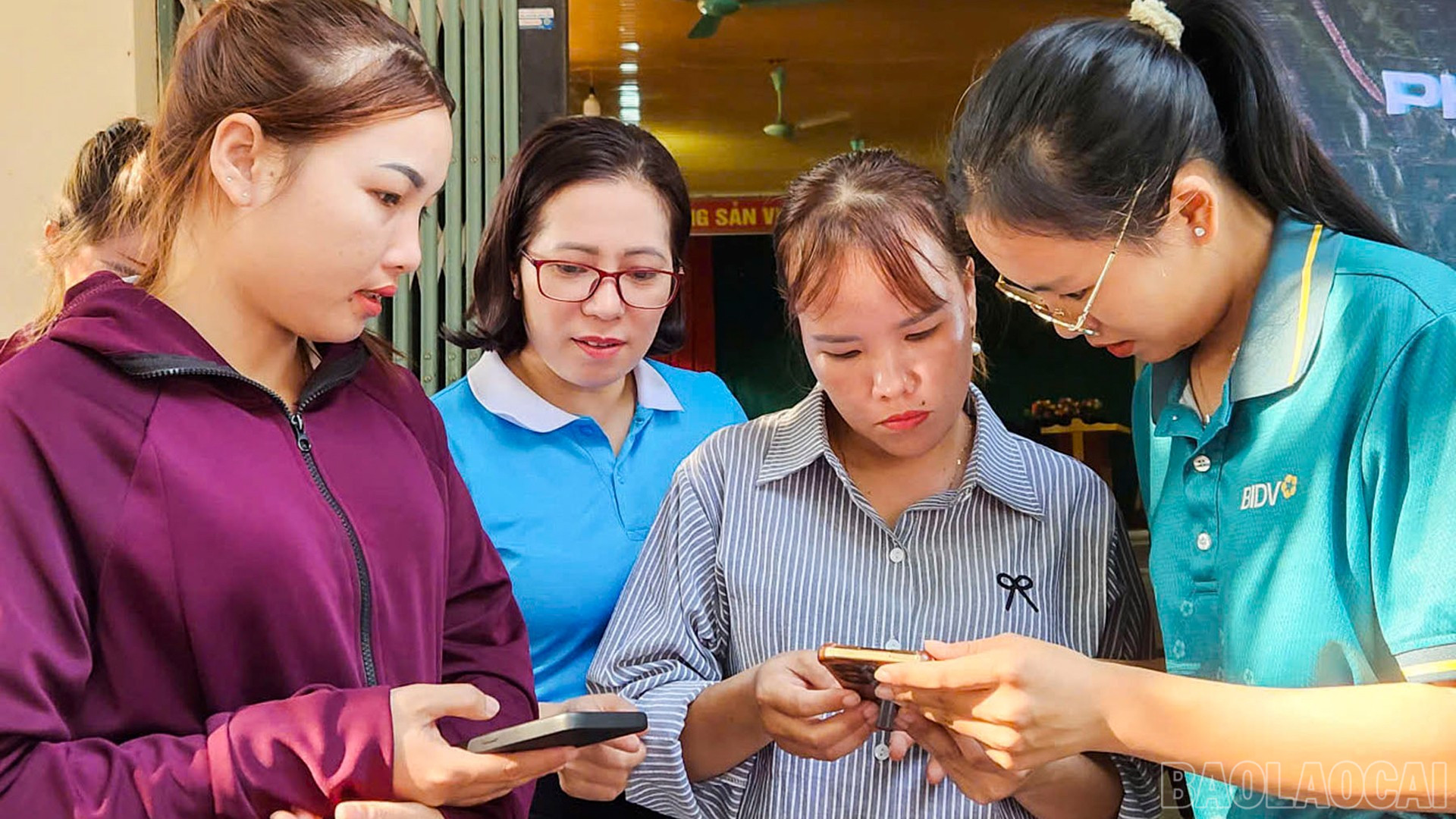 Truyền thông các dịch vụ công trực tuyến. Truyền thông các dịch vụ công trực tuyến.