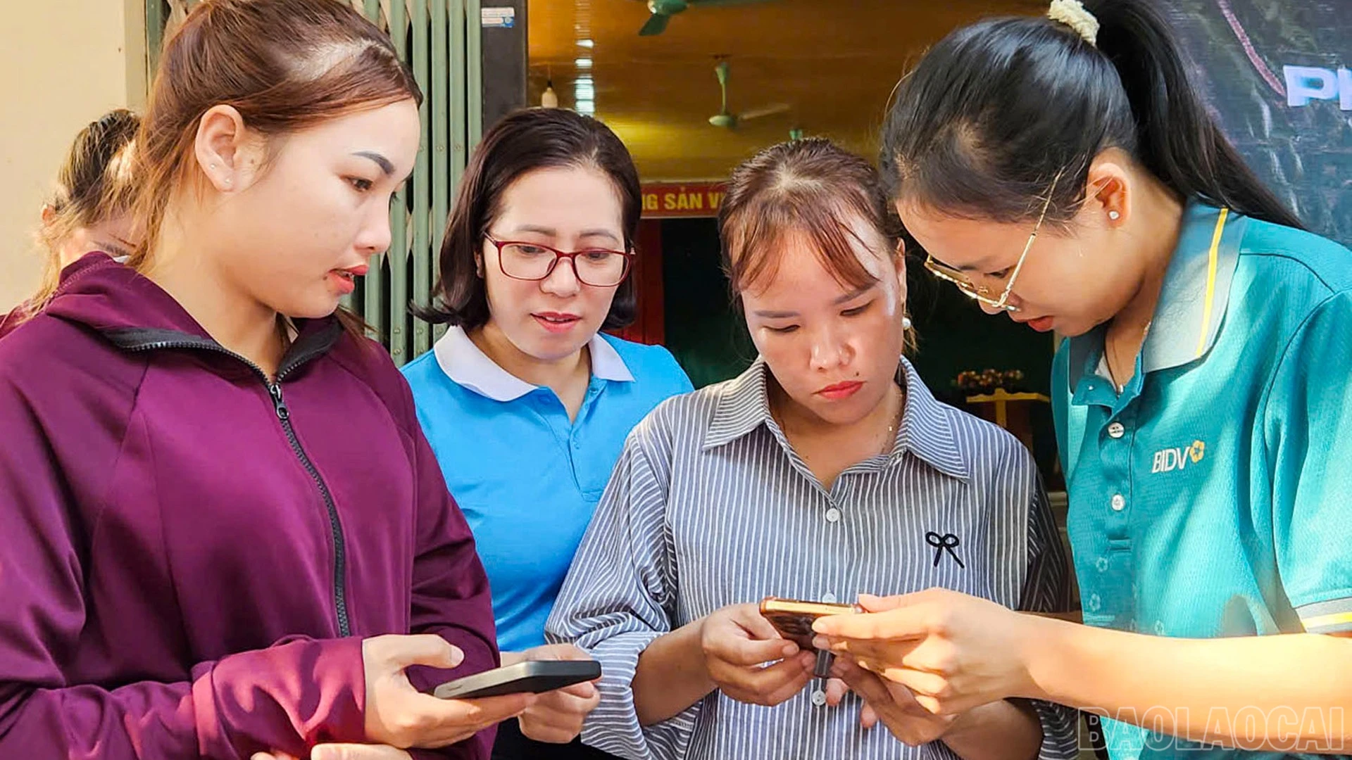 Truyền thông các dịch vụ công trực tuyến.