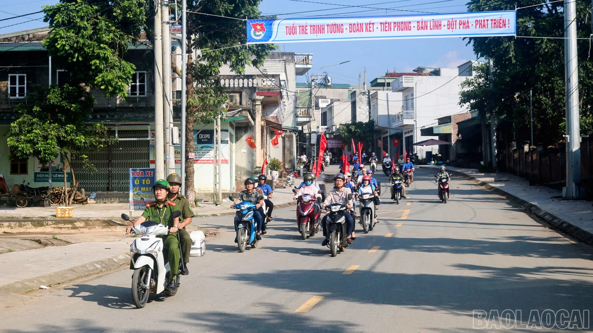Các lực lượng diễu hành tuyên truyền trên các trục đường chính của xã.