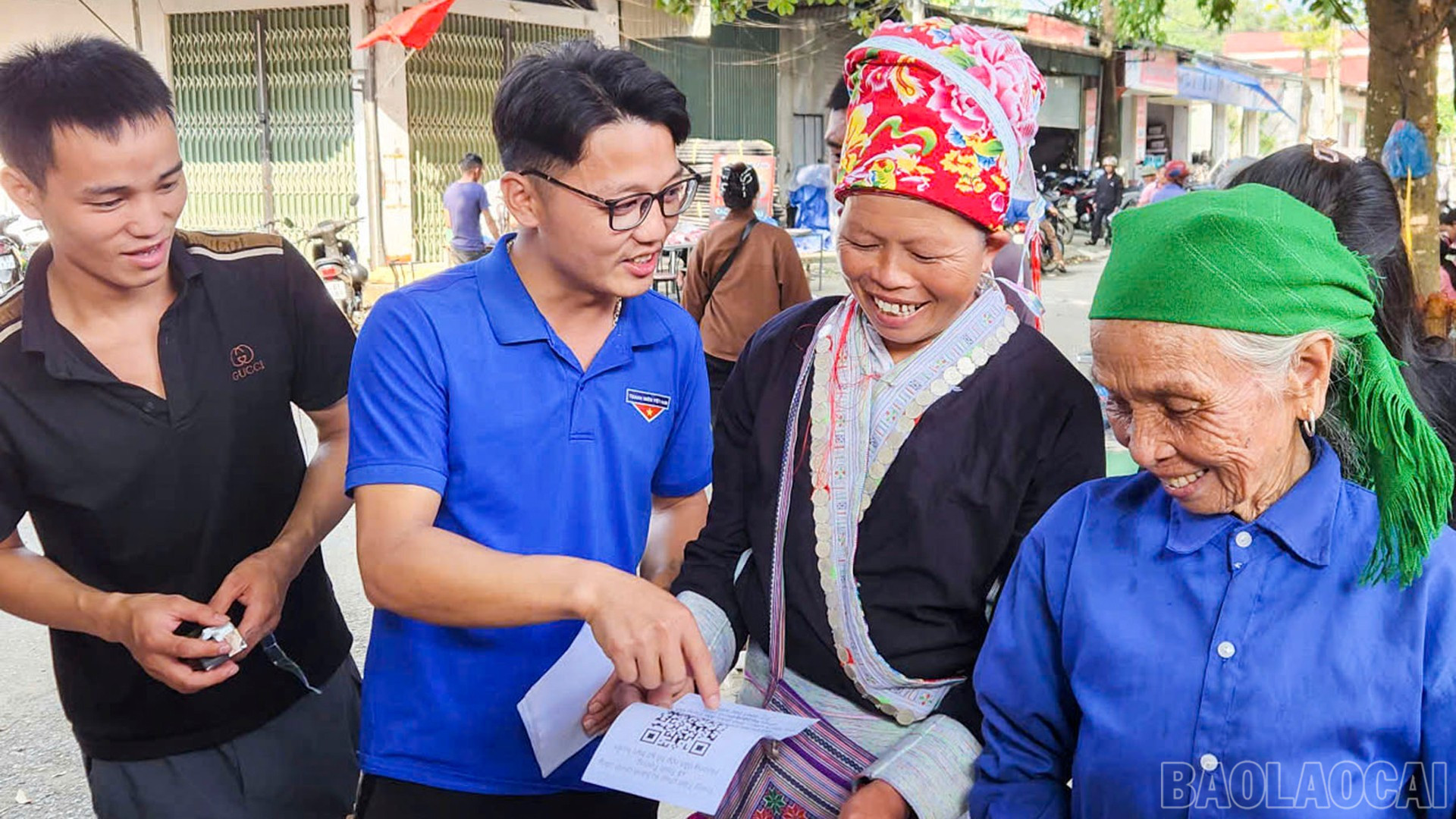 Tuyên truyền tại chợ phiên. baolaocai-br_trinhtuong5.jpg