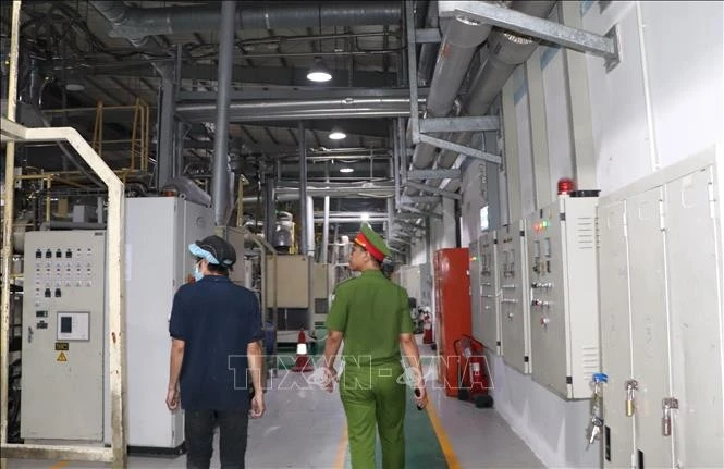 Lực lượng chức năng kiểm tra hệ thống PCCC. Ảnh minh họa