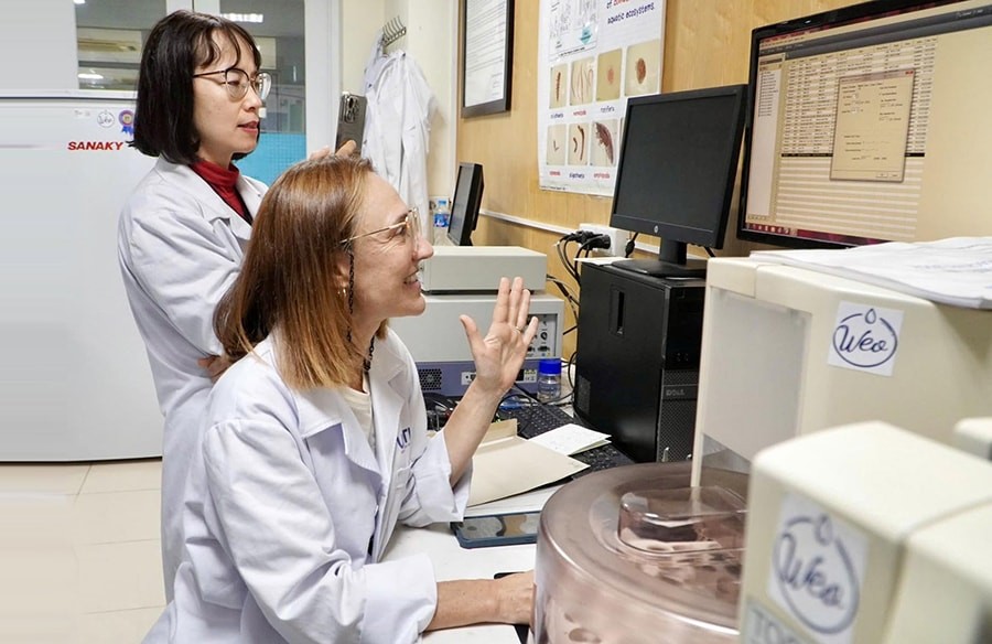 Tiến sĩ Catherine Guigue (Đại học Aix Marseille, Pháp) chuyên gia lĩnh vực môi trường - hải dương học hướng dẫn học viên tại phòng thí nghiệm của Trường Đại học Khoa học và Công nghệ Hà Nội.