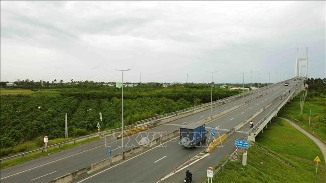 Đường dẫn lên cầu Cao Lãnh phía huyện Lấp Vò, tỉnh Đồng Tháp. Ảnh minh họa.