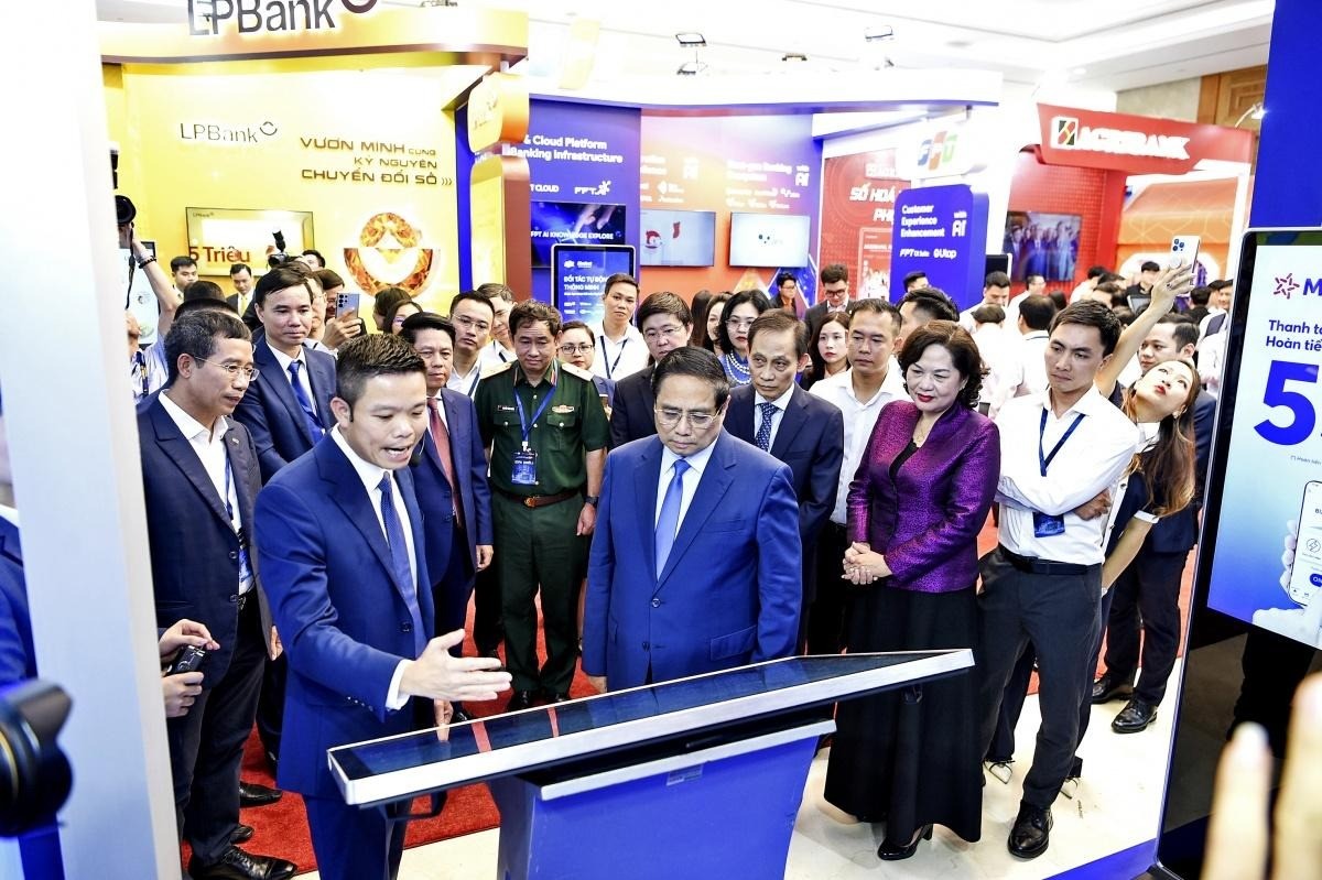 Ông Vũ Hồng Phú – Thành viên Ban điều hành MB trình bày sản phẩm ngân hàng số tại sự kiện Ngày chuyển đổi số ngành Ngân hàng 2025.