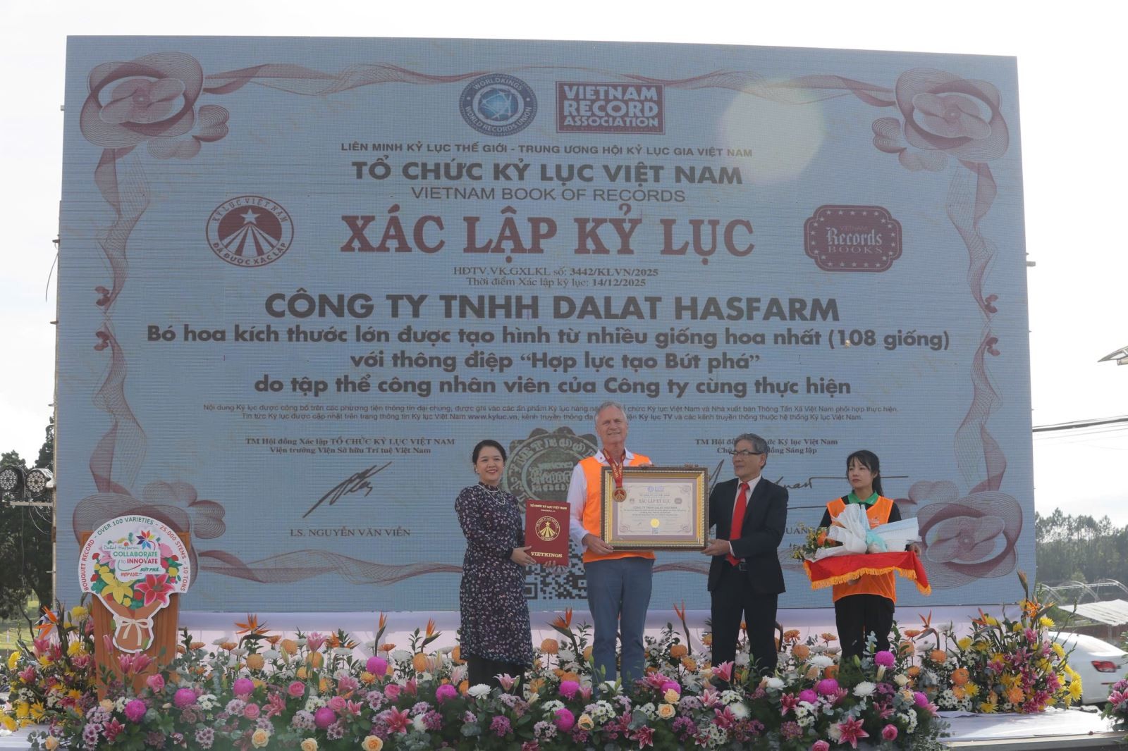 Đai diện Tổ chức Kỷ lục Việt Nam trao bảng xác nhận Kỷ lục Việt Nam cho bó hoa lớn nhất tại Đà Lạt.