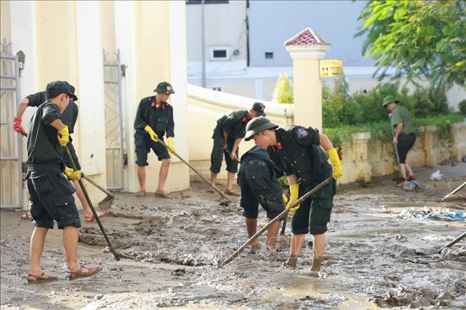 Đoàn công tác Công an tỉnh Quảng Trị có mặt tại thành phố Huế và khẩn trương tiến hành dọn vệ sinh môi trường, đẩy bùn đất tại các cơ quan, đơn vị. Đoàn công tác Công an tỉnh Quảng Trị có mặt tại thành phố Huế và khẩn trương tiến hành dọn vệ sinh môi trường, đẩy bùn đất tại các cơ quan, đơn vị.