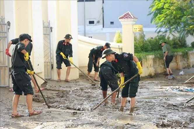 Đoàn công tác Công an tỉnh Quảng Trị có mặt tại thành phố Huế và khẩn trương tiến hành dọn vệ sinh môi trường, đẩy bùn đất tại các cơ quan, đơn vị.