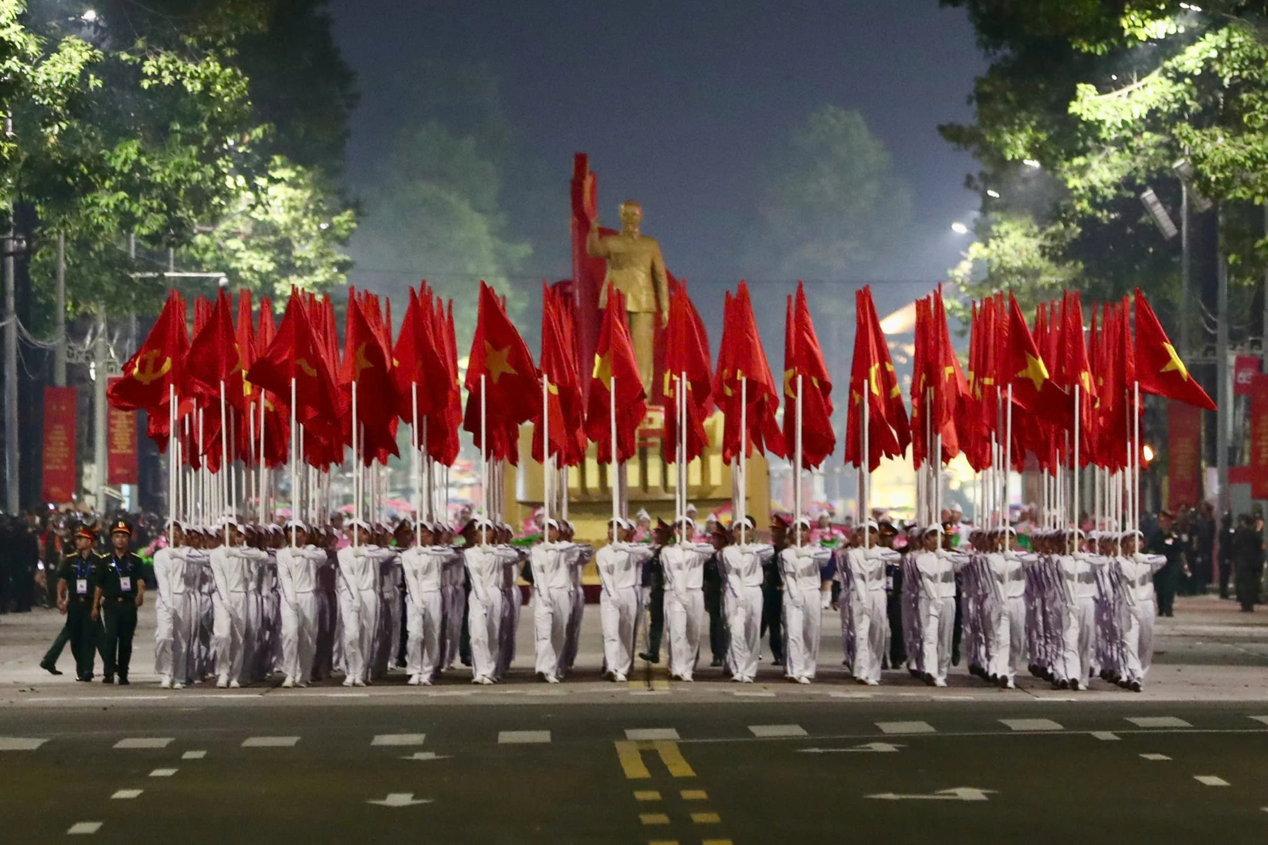 Khối Hồng kỳ diễu hành trên đường Hùng Vương.