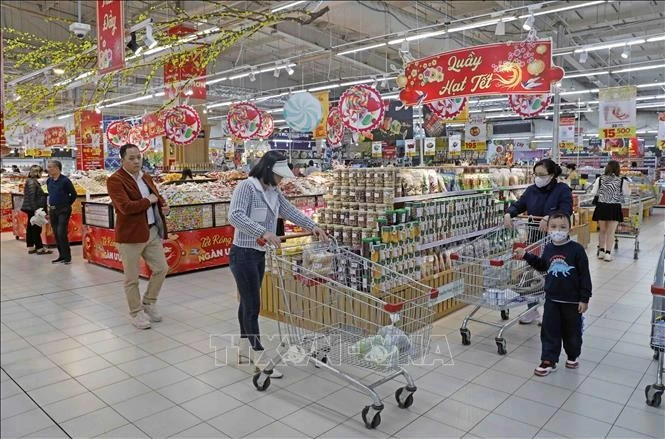 Gian bày bán các sản phẩm bánh, kẹo tại Siêu thị Go!, Big C Thăng Long, Hà Nội.