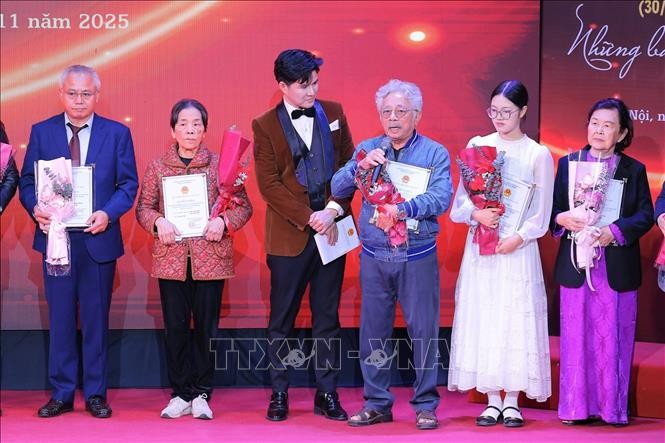 Nhà văn Chu Lai đại diện tác giả Sân khấu chia sẻ tại buổi Công bố.