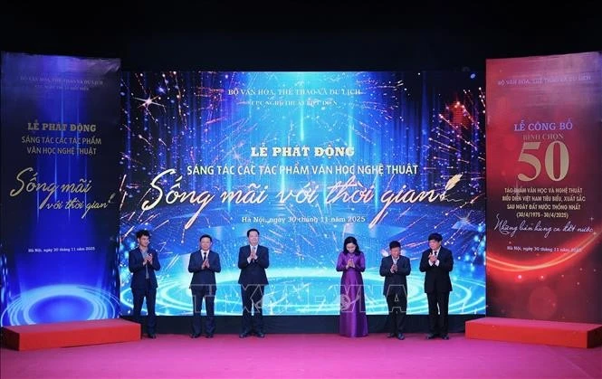 Các đại biểu thực hiện nghi thức phát động sáng tác các tác phẩm Văn học nghệ thuật “Sống mãi với thời gian” giai đoạn 2026-2030.