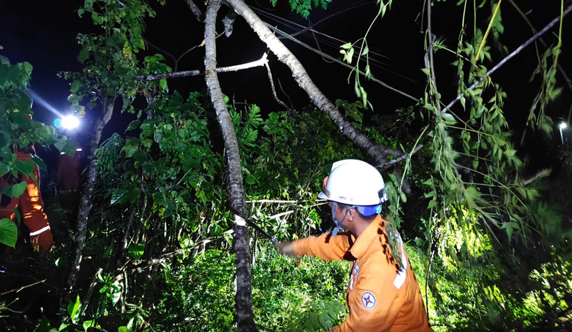 Công nhân điện lực khu vực Văn Bàn nỗ lực làm việc xuyên ngày đêm, tranh thủ từng giờ để khắc phục sự cố, cấp điện trở lại cho nhân dân. 24-7-vanban1.jpg