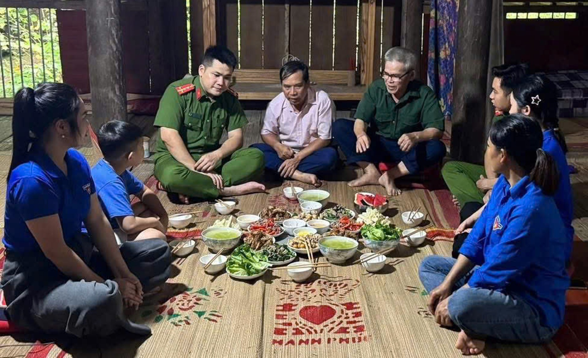 Chi đoàn Công an xã Văn Bàn phối hợp cùng Đoàn xã tổ chức Chương trình “Bữa cơm sum vầy” tại gia đình thương binh Lục Văn Phái, trú tại thôn Bản Mạ. 24-7-cong-an4.jpg