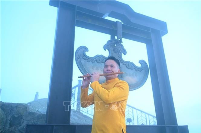 Tiếng sáo du dương trên đỉnh non thiêng Yên Tử của phật tử tham gia tour "Đón bình minh trên đỉnh chùa Đồng", sáng 5/10. Tiếng sáo du dương trên đỉnh non thiêng Yên Tử của phật tử tham gia tour "Đón bình minh trên đỉnh chùa Đồng", sáng 5/10.