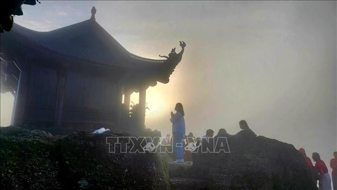 Phật tử "vượt sương, đi xuyên màn đêm" để đón bình minh trên chùa Đồng, nơi đỉnh thiêng Yên Tử, sáng sớm 5/10. Phật tử "vượt sương, đi xuyên màn đêm" để đón bình minh trên chùa Đồng, nơi đỉnh thiêng Yên Tử, sáng sớm 5/10.