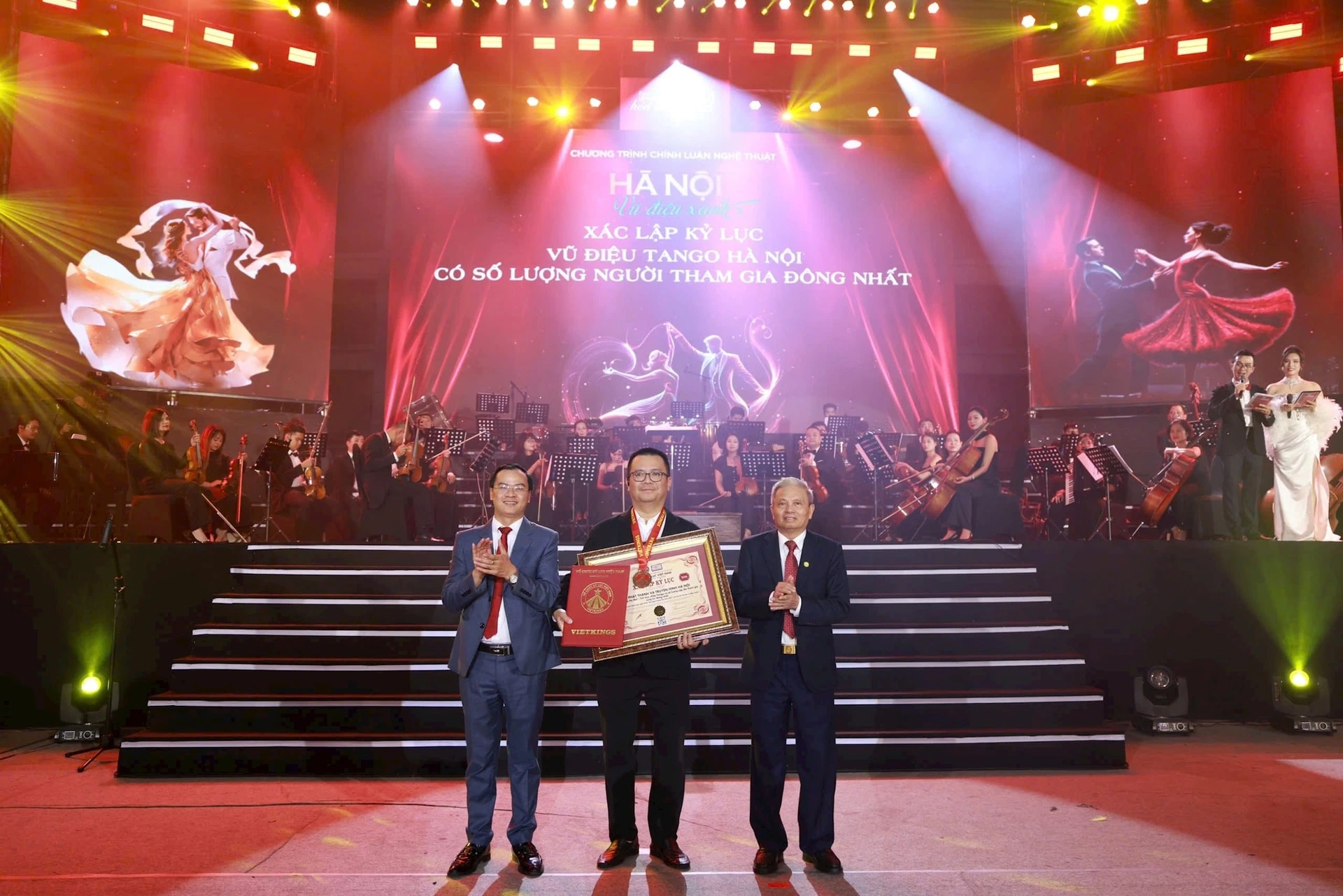 Trao chứng nhận Kỷ lục Việt Nam “Vũ điệu tango Hà Nội có số lượng người tham gia đông nhất” cho Ban tổ chức.