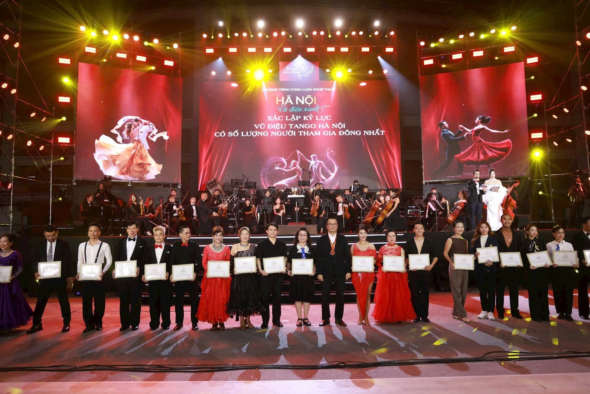 Ban tổ chức trao chứng nhận cho đại diện các câu lạc bộ tham gia.