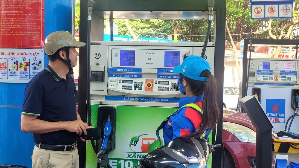 Từ ngày 1-8-2025 đến nay, xăng sinh học E10 đã được một số doanh nghiệp lớn bán thử nghiệm tại Hà Nội, TP.HCM và Hải Phòng.