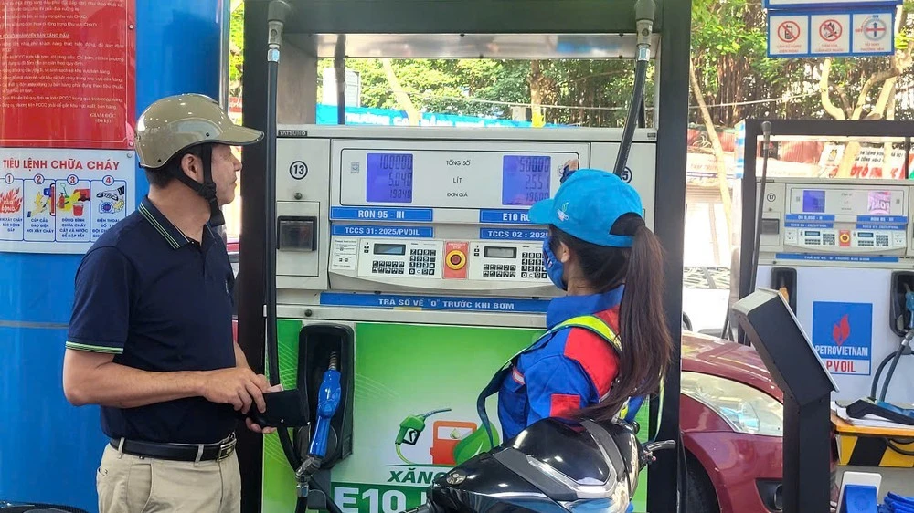 Từ ngày 1-8-2025 đến nay, xăng sinh học E10 đã được một số doanh nghiệp lớn bán thử nghiệm tại Hà Nội, TP.HCM và Hải Phòng.