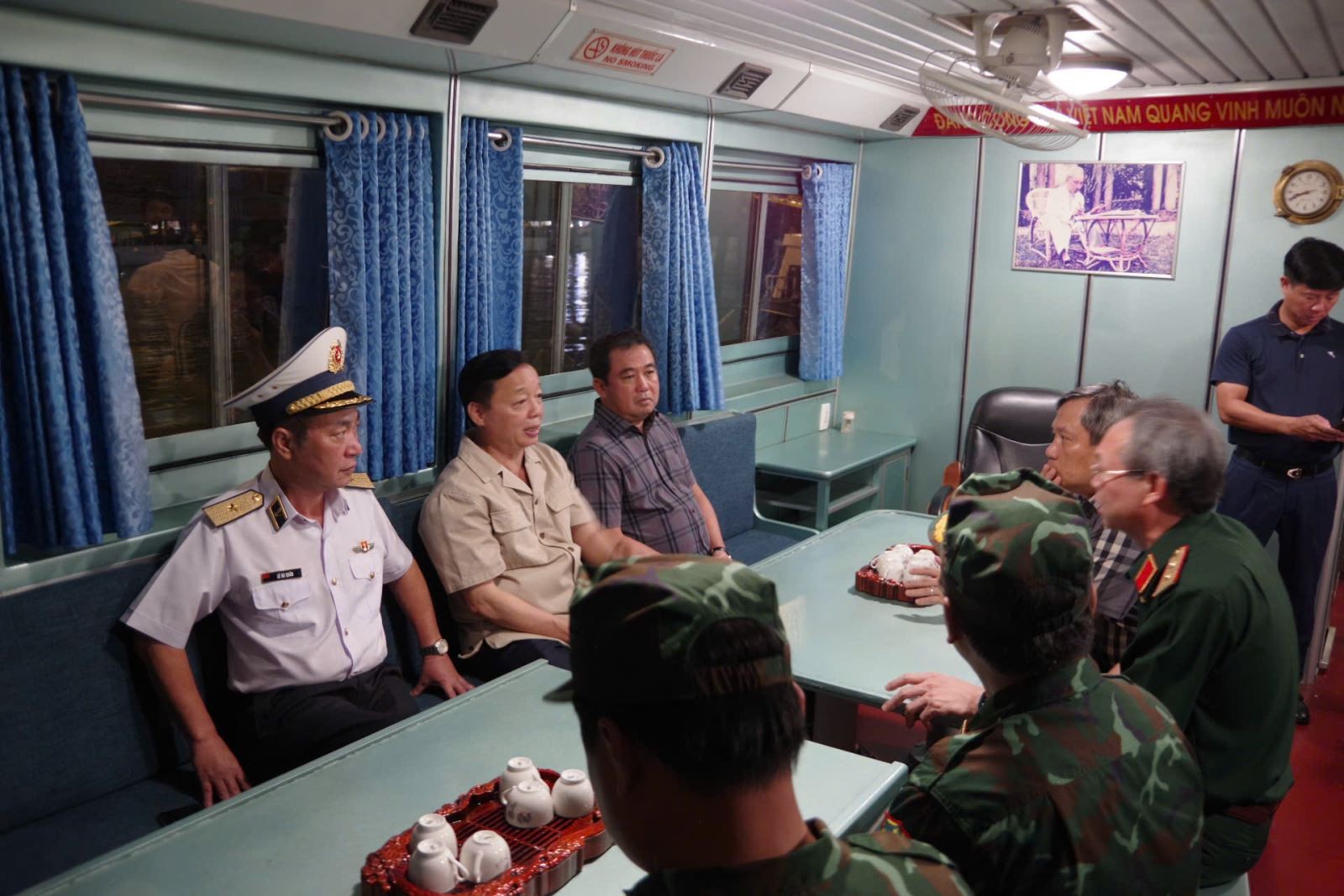 Phó Thủ tướng Trần Hồng Hà trực tiếp chỉ đạo công tác cứu hộ cứu nạn vụ chìm tàu trên vịnh Hạ Long Phó Thủ tướng Trần Hồng Hà trực tiếp chỉ đạo công tác cứu hộ cứu nạn vụ chìm tàu trên vịnh Hạ Long