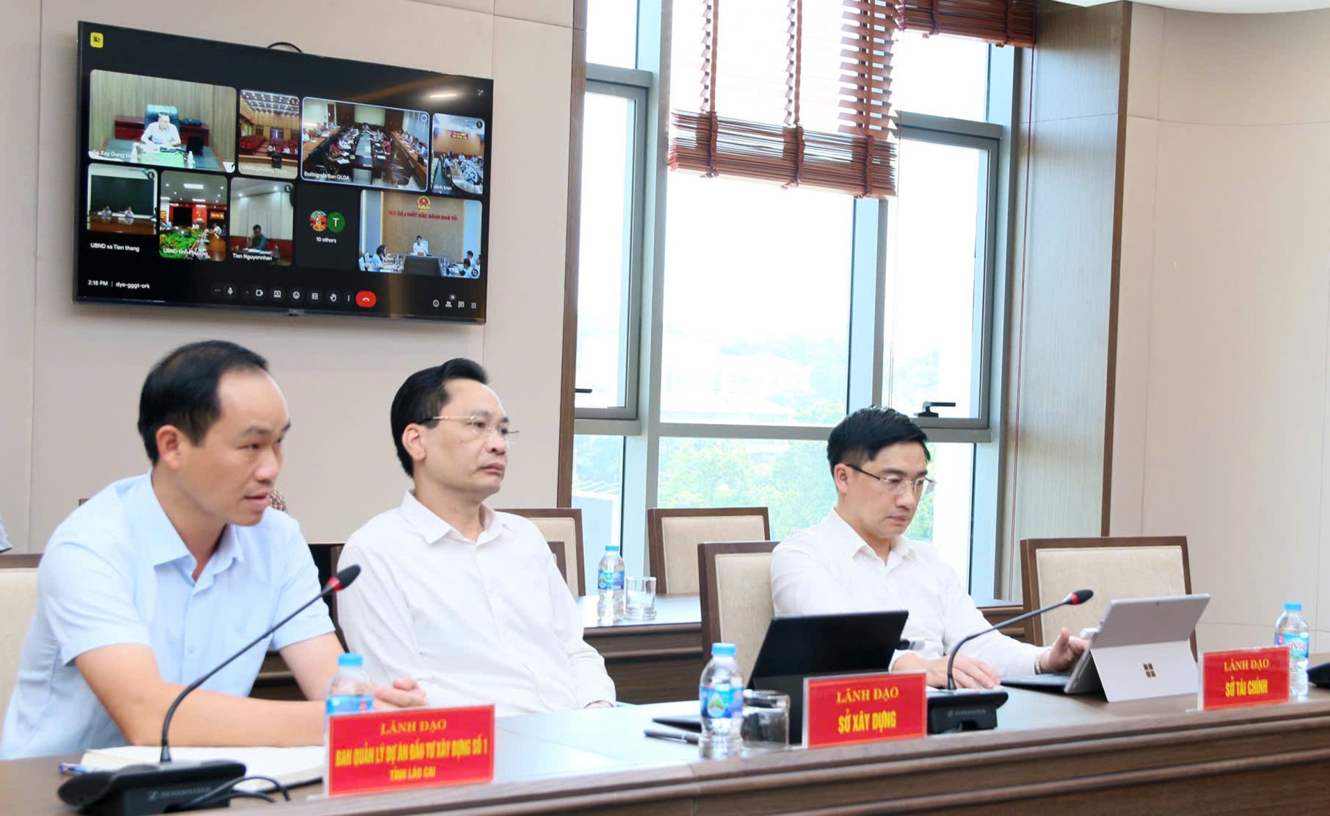 Lãnh đạo các sở, ngành tham dự hội nghị tại điểm cầu Lào Cai. 19-9-hoinghi2.jpg