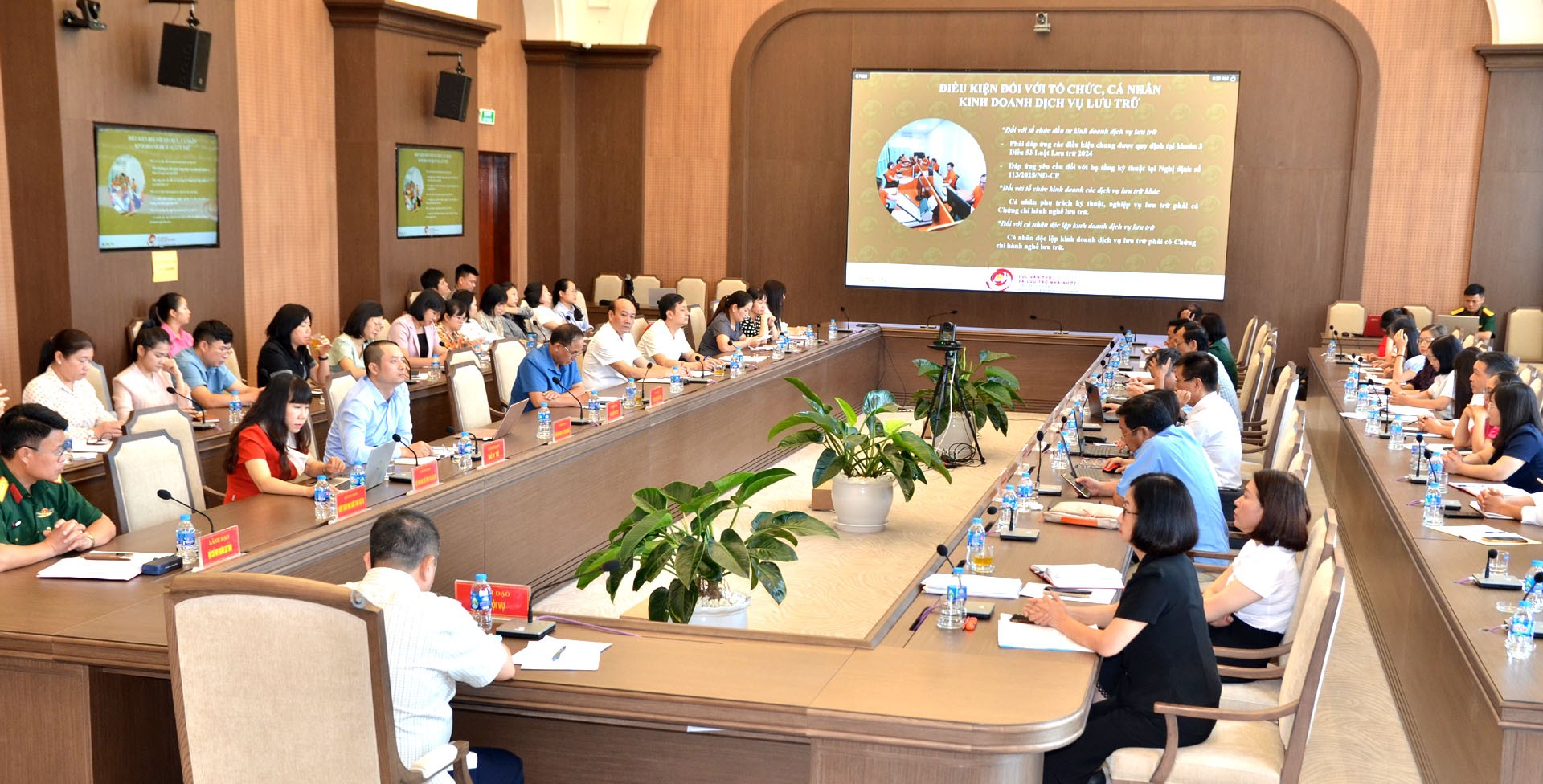 Các đại biểu tham dự hội nghị tại điểm cầu UBND tỉnh Lào Cai. 19-9-noivu.jpg