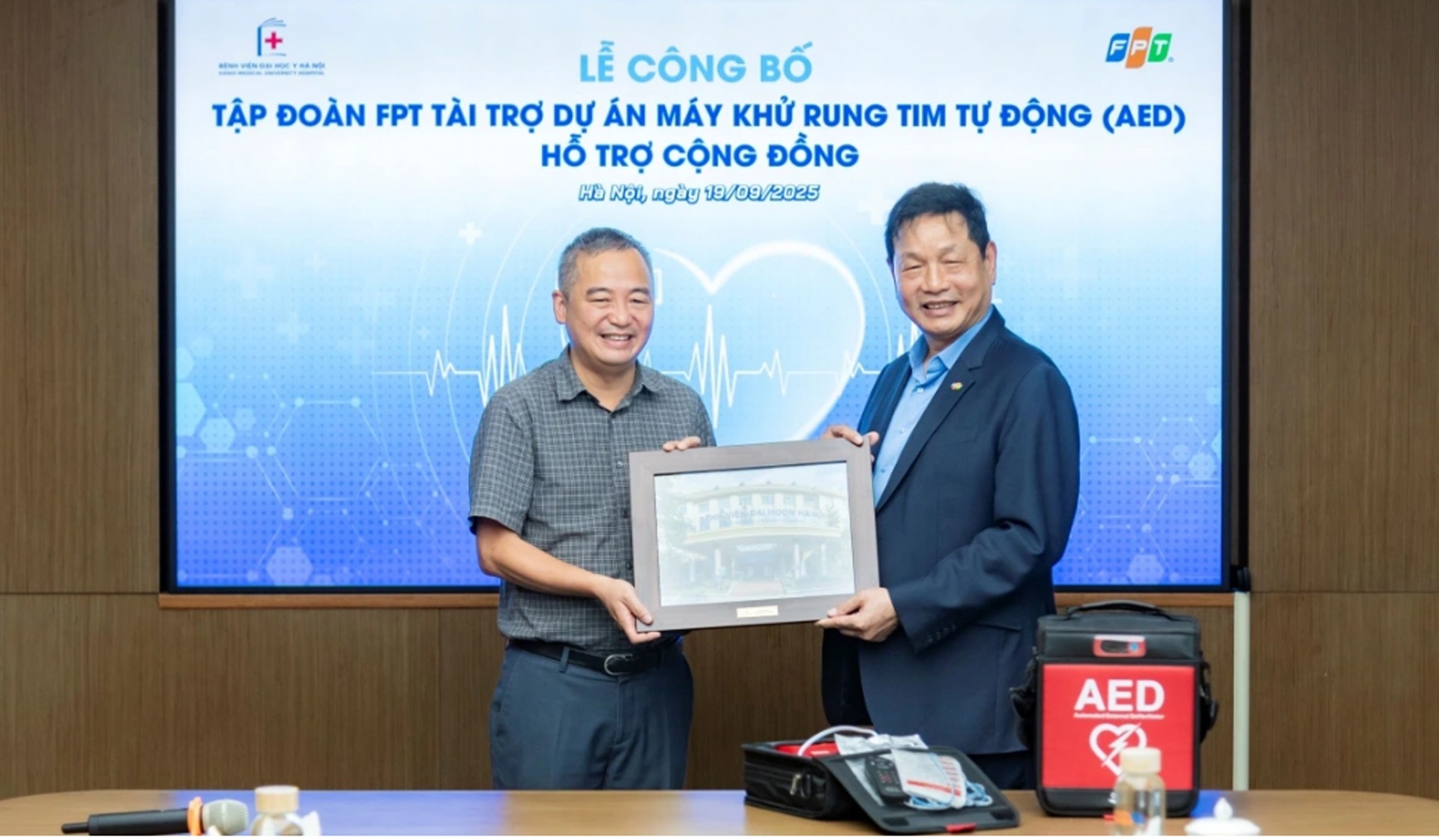Bệnh viện Đại học Y Hà Nội và Tập đoàn FPT công bố hợp tác triển khai dự án đặt máy AED cho cộng đồng lần đầu tiên tại Việt Nam. 19-9-tim.jpg