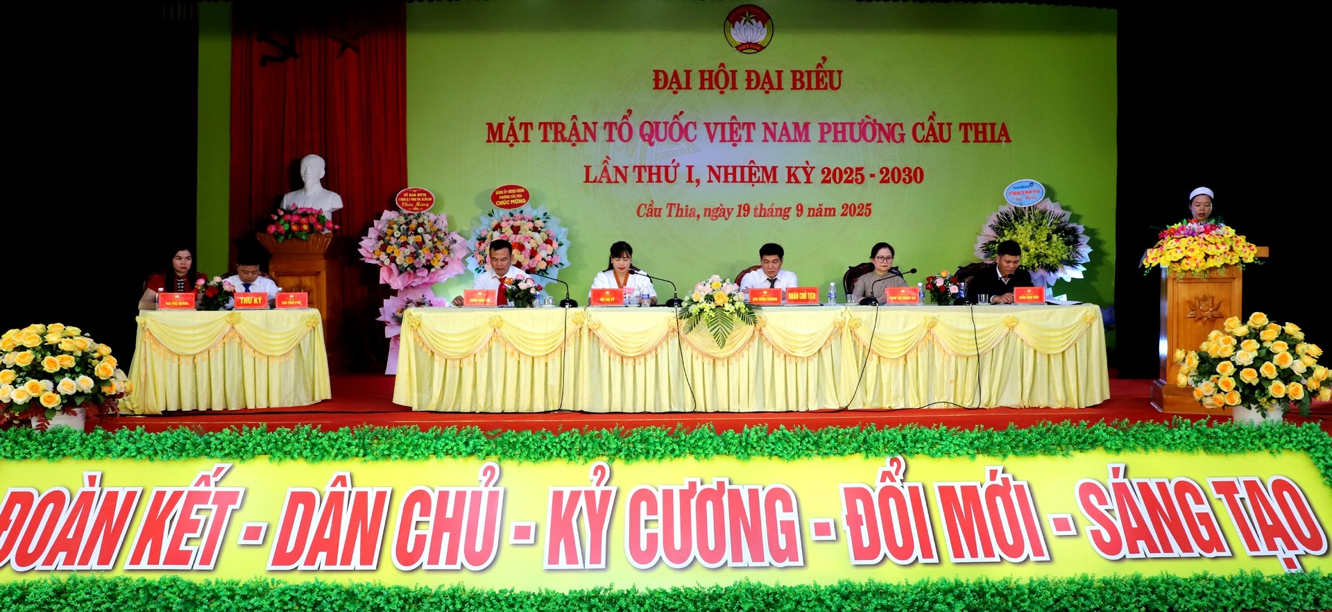 Đoàn chủ tịch điều hành đại hội.