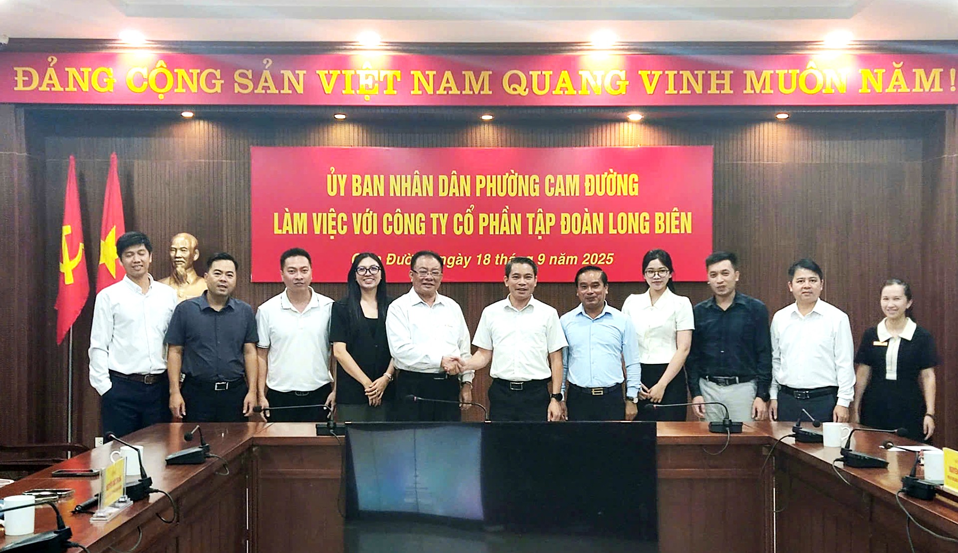 UBND phường Cam Đường và Công ty Cổ phần tập đoàn Long Biên ký biên bản ghi nhớ thành lập Dự án cụm công nghiệp có diện tích 40 ha. 19-9-lamvien4.jpg